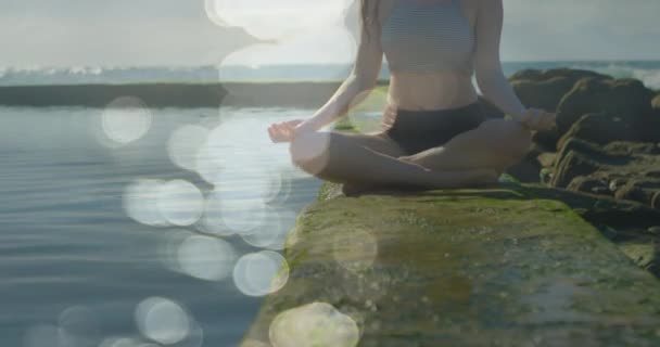 Animación Manchas Luz Sobre Mujer Caucásica Practicando Yoga Meditando Día — Vídeo de stock