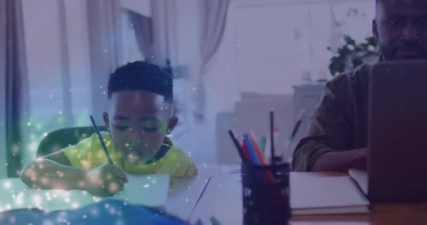 非洲裔美国男孩做作业时的灯光动画 教育和责任概念数字制作的录像 — 图库视频影像