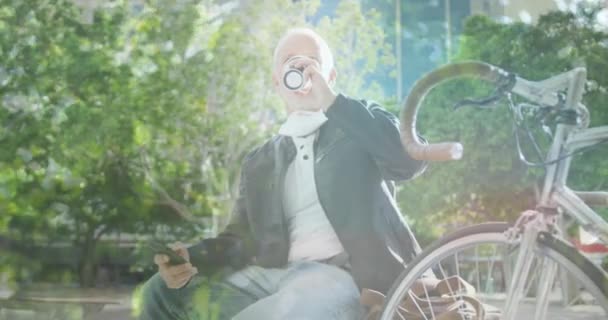 Animación Hojas Sobre Hombre Caucásico Bebiendo Café Para Llevar Bicicleta — Vídeos de Stock