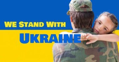 Ukrayna metni ve beyaz askerle kızının Ukrayna bayrağı üzerinde durduğumuzun animasyonu. Ukrayna krizi ve uluslararası politika kavramı dijital olarak oluşturuldu.