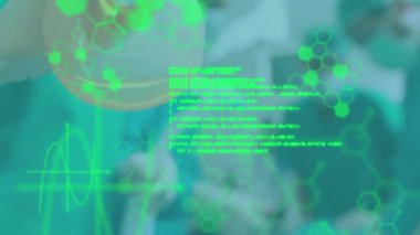 Ameliyathanede hastaları ameliyat eden cerrahların tıbbi veri işleme animasyonları. Tıbbi araştırma teknolojisi ve sağlık hizmetleri konsepti dijital olarak oluşturulmuş video.