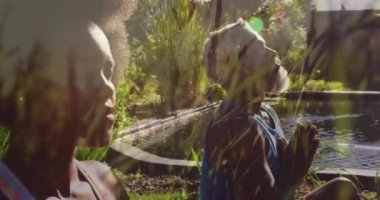 Yoga ve meditasyon yapan iki farklı insanın üzerinde çimen animasyonu. dünya meditasyon günü ve dijital olarak üretilen video konsepti.