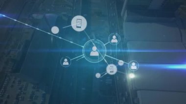 Veri aktarımı yapan insan, müzik ve medya simgelerinin animasyonu. küresel iletişim ağı ve veri paylaşım konsepti dijital olarak oluşturulmuş video.