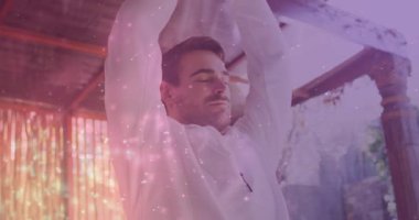 Kafkasyalı bir adamın yoga ve meditasyon yapması üzerine ışıklı noktaların canlandırılması. dünya meditasyon günü ve dijital olarak üretilen video konsepti.