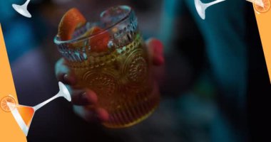 Arka planda kokteyl tutan kadının üzerine düşen kokteyl bardakları animasyonu. dünya kokteyl günü konsepti dijital olarak oluşturulmuş video.