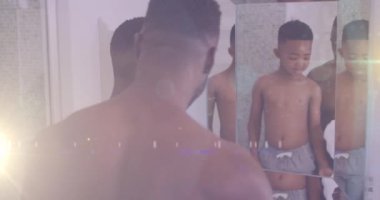 Afro-Amerikan baba ve oğlunun banyoda aynaya bakması üzerine ışıkların animasyonu. aile, birliktelik, kaliteli zaman konsepti dijital olarak oluşturulmuş video.