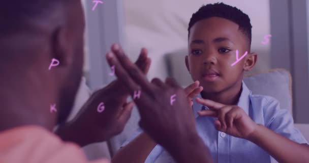 아프리카 미국인 아버지와 손가락 놀이를 편지들의 애니메이션 개념을 디지털로 만들어 — 비디오