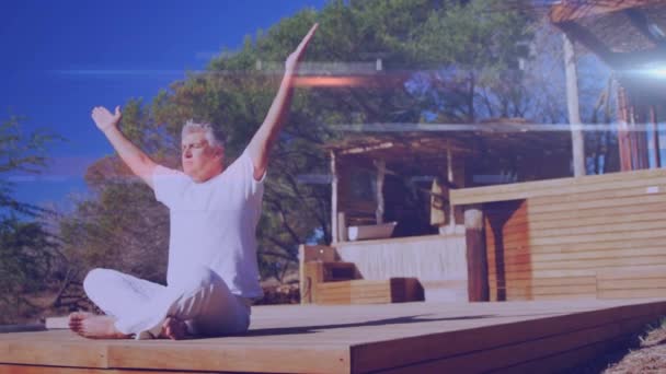 Animación Manchas Luz Sobre Hombre Mayor Caucásico Practicando Yoga Meditando — Vídeo de stock