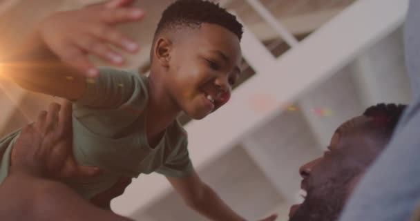 Κινούμενα Σχέδια Των Φώτων Πάνω Από Ευτυχισμένη Αφροαμερικανός Πατέρας Και — Αρχείο Βίντεο