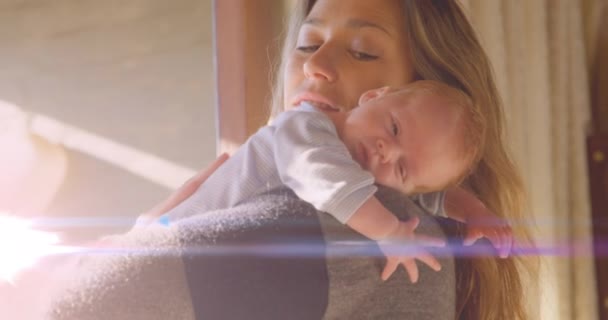 Animación Puntos Brillantes Sobre Madre Caucásica Feliz Con Bebé Dormido — Vídeos de Stock