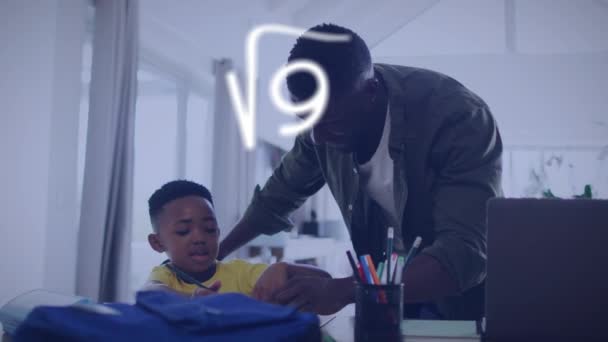 幸せなアフリカ系アメリカ人の父親と息子が宿題をする数学式のアニメーション 質の高い時間概念をデジタルで生成したビデオを — ストック動画