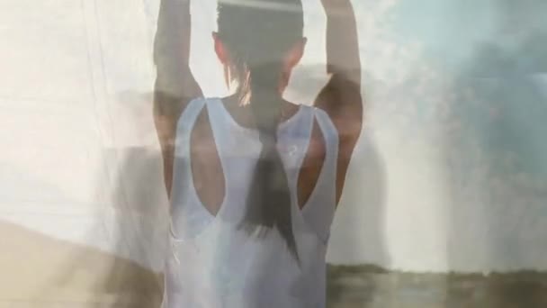 Kafkasyalı Bir Kadının Üzerinde Yürüme Yoga Meditasyon Yapma Animasyonu Dünya — Stok video