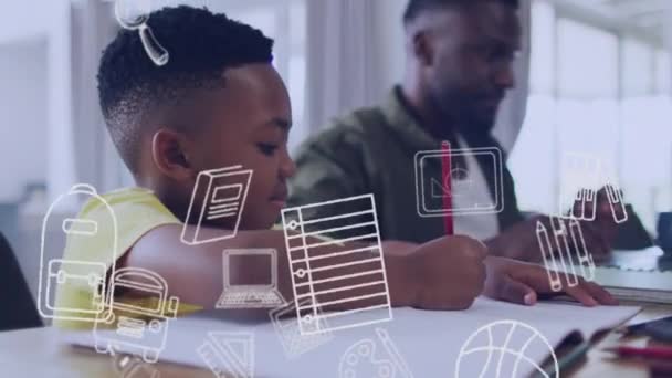 Animação Ícones Itens Escolares Sobre Pai Americano Africano Feliz Ajudando — Vídeo de Stock