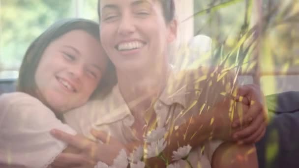 Animación Hierba Sol Sobre Madre Caucásica Feliz Con Abrazos Hija — Vídeos de Stock