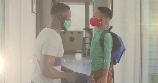 Animacja Świateł Nad Szczęśliwym Afro Amerykańskim Ojcem Synem Maskach Klaszczących — Wideo stockowe