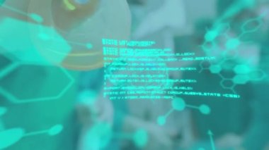 Ameliyat odasındaki cerrahların beyin taraması ve tıbbi veri işleme animasyonları. Tıbbi araştırma teknolojisi ve sağlık hizmetleri konsepti dijital olarak oluşturulmuş video.