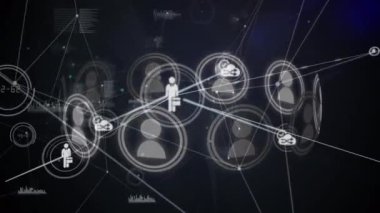 Büyüyen iş adamları ağının animasyonu ve kara arkaplanda bulut hesaplama simgeleri. küresel iletişim ağı ve iş konsepti dijital olarak oluşturulmuş video.