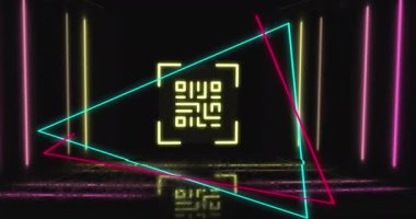 Neon geometrik şekiller üzerinde parlayan qr kodlarının animasyonu. Çevrimiçi güvenlik, kimlik ve veri işleme kavramı dijital olarak oluşturulmuş video.