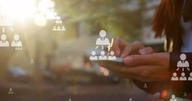 Şehirde akıllı telefon kullanan beyaz bir kadının elleri üzerinde kullanıcı simgelerinin canlandırılması. küresel bağlantılar, sosyal medya, teknoloji ve dijital arayüz konsepti dijital olarak oluşturulmuş video.