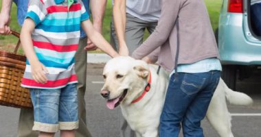 Kafkasyalı mutlu ebeveynler, oğlu ve kızı sokakta evcil bir köpekle açık arabanın yanında duruyor. Köpek sahipliğini, bakım ve sadakat konseptini dijital olarak üretilmiş videolarınızı gezdirin.