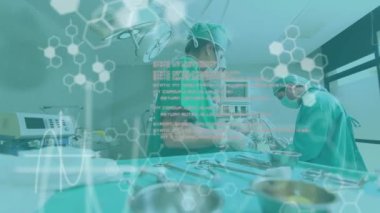 Ameliyathanedeki cerrahlar üzerinde tıbbi bilgi ve veri işleme animasyonu. Tıbbi araştırma teknolojisi ve sağlık hizmetleri konsepti dijital olarak oluşturulmuş video.