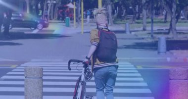 Albino Afrikalı Amerikalı bir adamın bisikletle yürümesi üzerine ışıklı noktaların canlandırılması. İş günü ulusal bisiklet ve dijital olarak üretilen video konsepti.