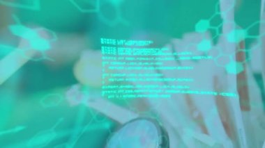 Ameliyathanedeki cerrahlar üzerinde tıbbi bilgi ve veri işleme animasyonu. Tıbbi araştırma teknolojisi ve sağlık hizmetleri konsepti dijital olarak oluşturulmuş video.