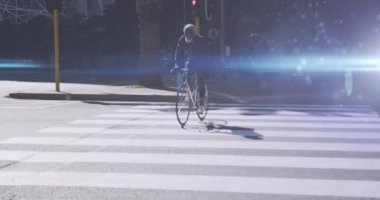 Afro-Amerikan bisikletinin üzerindeki ışık noktalarının animasyonu. İş günü ulusal bisiklet ve dijital olarak üretilen video konsepti.