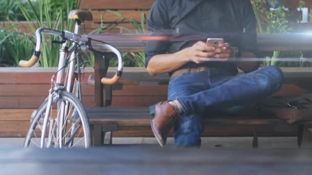 Animación Puntos Luz Sobre Hombre Biracial Utilizando Teléfono Inteligente Bicicleta — Vídeos de Stock