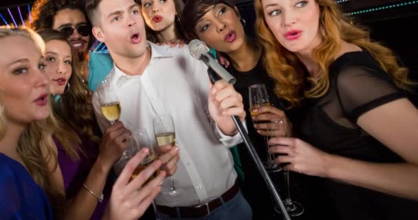 Feliz Diversa Mujer Amigos Varones Cantando Karaoke Bar Celebración Bebidas — Vídeos de Stock