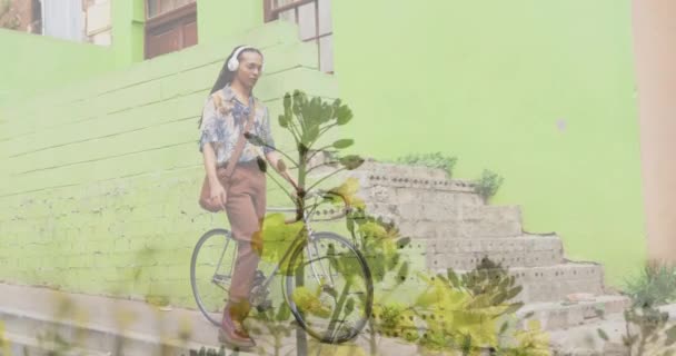 Animación Plantas Sobre Hombre Biracial Caminando Con Bicicleta Bicicleta Nacional — Vídeos de Stock