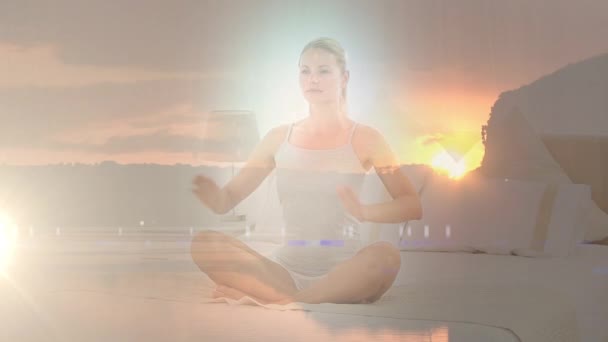 Animația Peisajului Peste Femeie Caucaziană Care Practică Yoga Meditează Ziua — Videoclip de stoc