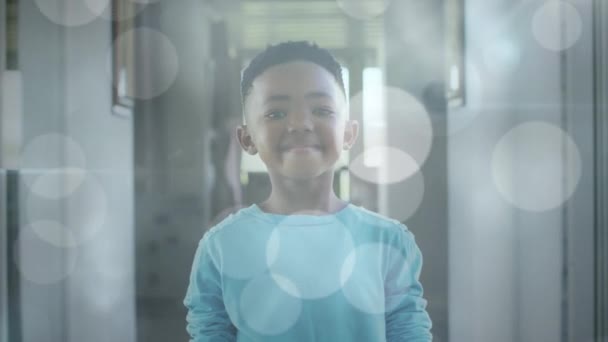 Animación Bokeh Sobre Niño Afroamericano Feliz Pie Pasillo Infancia Independencia — Vídeos de Stock