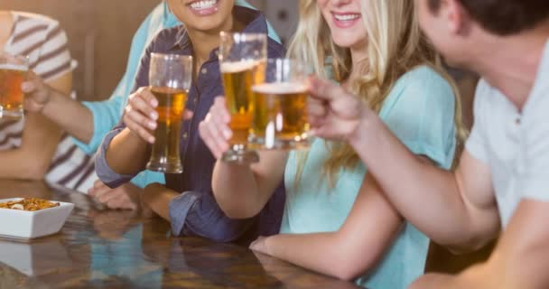 Feliz Diversa Mujer Amigos Masculinos Hablando Sosteniendo Bebidas Haciendo Brindis — Vídeo de stock