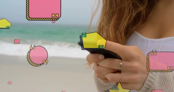 Plajda Akıllı Telefon Kullanan Beyaz Bir Kadının Orta Kesiminde Tırnak — Stok video