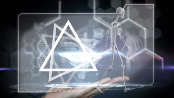 Animación Triángulos Esqueleto Modelo Sobre Mano Sosteniendo Cerebro Digital Sobre — Vídeos de Stock
