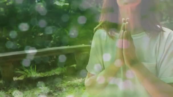 Animación Manchas Luz Sobre Mujeres Mayores Caucásicas Practicando Yoga Meditando — Vídeo de stock