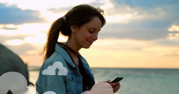 Sahilde Akıllı Telefon Kullanan Melez Bir Kadının Göbeğindeki Bulutların Canlandırması — Stok video