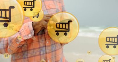 Sahilde akıllı telefon kullanan melez bir kadının orta kesiminin animasyonu. küresel bağlantılar, çevrimiçi alışveriş, teknoloji ve dijital arayüz konsepti dijital olarak oluşturulmuş video.