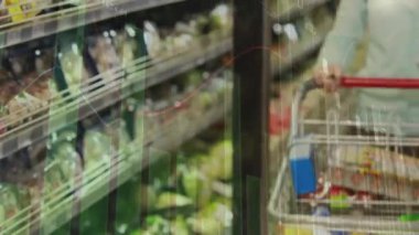 Mağazada tablet kullanan beyaz kadın hakkında istatistik ve finansal veri işleme animasyonu. finans, alışveriş, çevrimiçi ödeme ve teknoloji konsepti dijital olarak oluşturulmuş video.