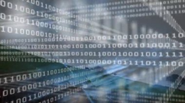 Rüzgar türbinleri üzerinde veri işleme animasyonu. küresel teknoloji ve veri işleme kavramı dijital olarak oluşturulmuş video.