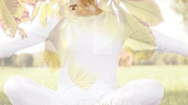 Kafkas kadın üzerinde yoga ve meditasyon yapan yaprakların animasyonu. dünya meditasyon günü ve dijital olarak üretilen video konsepti.