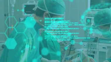 Ameliyathanede hastaları ameliyat eden cerrahlar üzerinde tıbbi bilgi ve veri işleme animasyonu. Tıbbi araştırma teknolojisi ve sağlık hizmetleri konsepti dijital olarak oluşturulmuş video.