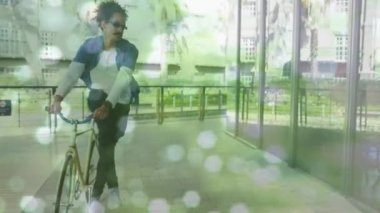 Bisiklet taşıyan melez bir adamın üzerindeki ışık lekelerinin canlandırması. İş günü ulusal bisiklet ve dijital olarak üretilen video konsepti.
