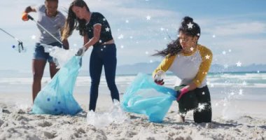 Çeşitli kadın ve erkek gönüllülerin sahildeki çöpleri toplaması üzerine yıldızların animasyonu. Çevre koruma gönüllüleri, plaj temizleme konsepti dijital olarak oluşturulmuş video.