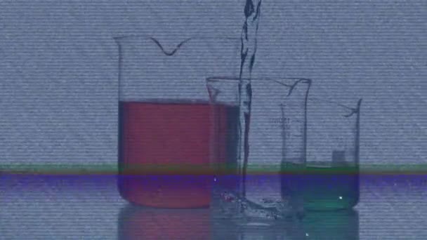 Animatie Van Het Scherm Met Glitch Vloeistof Gieten Chemisch Glas — Stockvideo