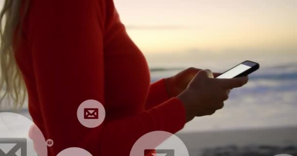 Sahilde Akıllı Telefon Kullanan Melez Bir Kadının Orta Bölümündeki Posta — Stok video
