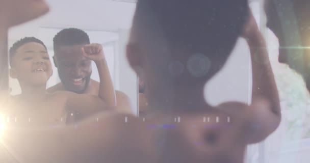 Mutlu Afro Amerikan Baba Oğlunun Aynaya Bakıp Selfie Çekmesi Üzerine — Stok video