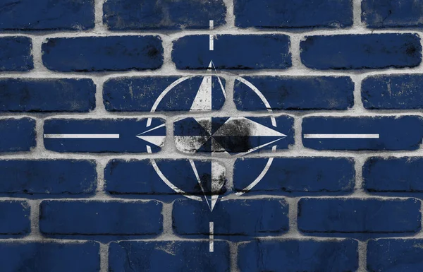 Volledig Beeld Van Nato Vlag Verbrande Bakstenen Muur Ongewijzigd Achtergronden — Stockfoto