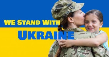 Ukrayna metni ve beyaz askerle kızının Ukrayna bayrağı üzerinde durduğumuzun animasyonu. Ukrayna krizi ve uluslararası politika kavramı dijital olarak oluşturuldu.